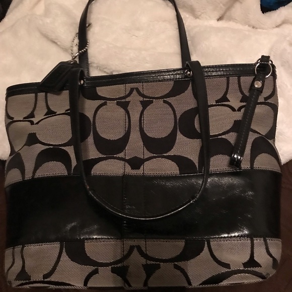 Coach Handbags - Coach tote ⭐️ Flash Sale, Make an Offer ⭐️